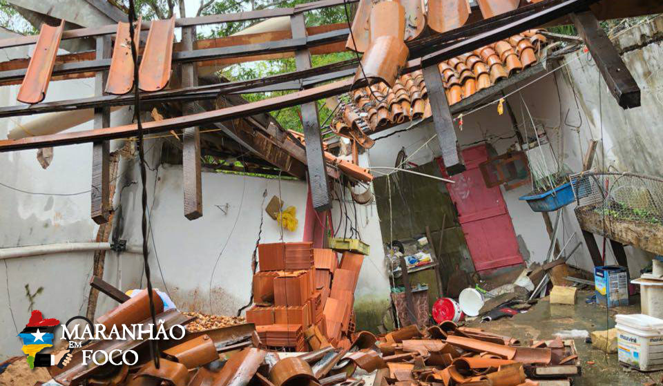 Moradores perdem casas após enchente, em Imperatriz