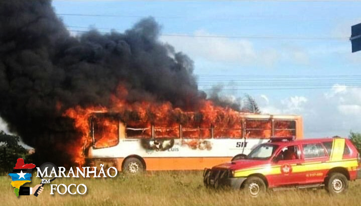 Ônibus pega fogo próximo à UFMA hoje pela manhã (21/03) em São Luís