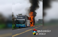 Ônibus da empresa Satélite pega fogo na BR 316 na cidade de Codó