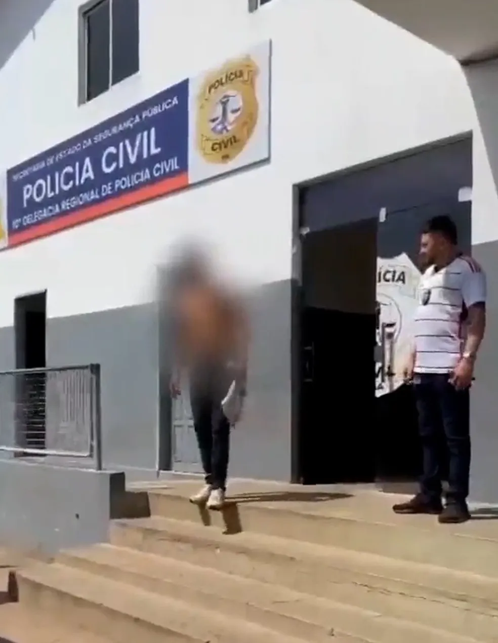 Homem é preso após ameaçar a companheira grávida com uma foice no Maranhão