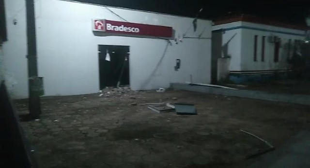 Bandidos explodem agência bancária em São Vicente de Férrer