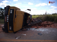 Caminhão carregado com telhas tomba em acidente na BR-316 em Bacabal